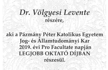 Völgyesi Levente kapta a Legjobb oktató díját a PPKE JÁK-on 2019-ben